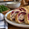 Блинный рулет с курицей и свеклой меняет правила домашних закусок